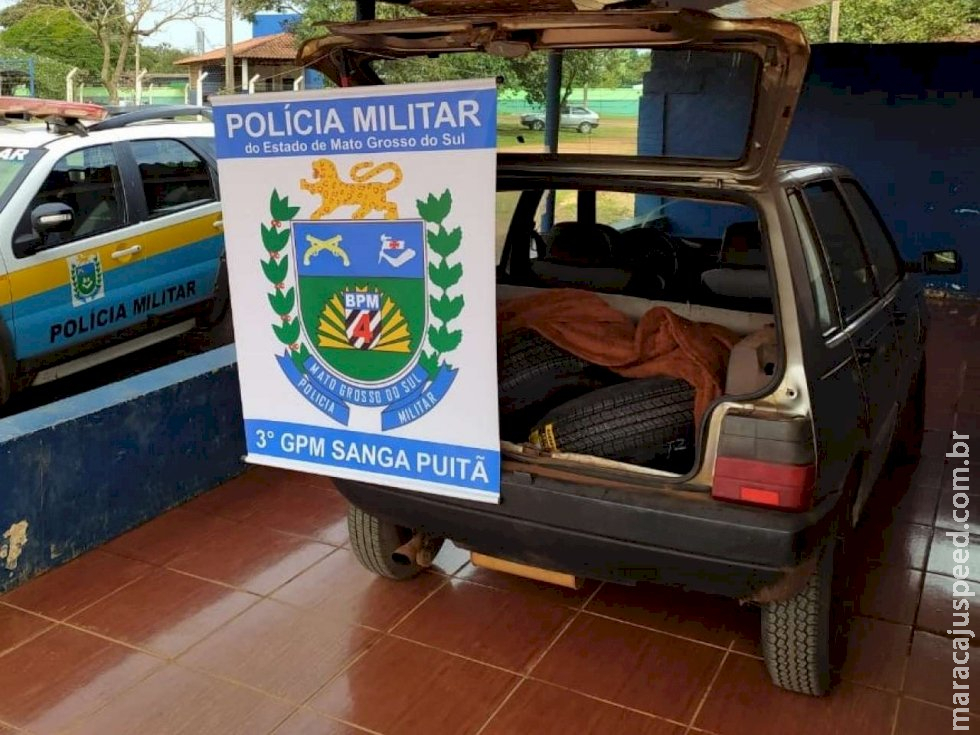 PM apreende carro transportando pneus e cigarros que seriam revendidos em Vicentina