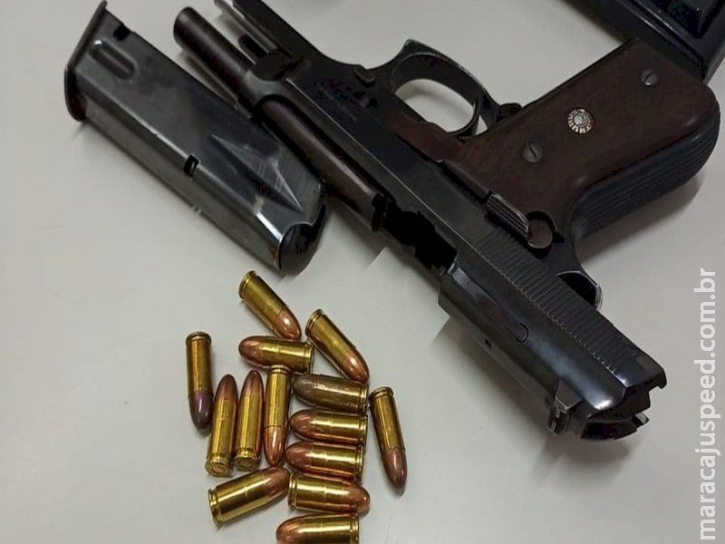 Policiais cumprem mandado de busca e localizam arma escondida em bolsa de bebê Policiais cumprem mandado de busca e localizam arma escondida em bolsa de bebê