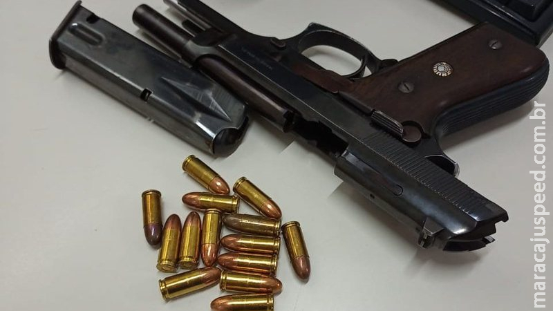 Policiais cumprem mandado de busca e localizam arma escondida em bolsa de bebê Policiais cumprem mandado de busca e localizam arma escondida em bolsa de bebê