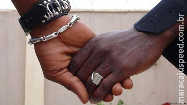 Por ser gay, homem é ameaçado e vive rotina de medo e tristeza em Campo Grande