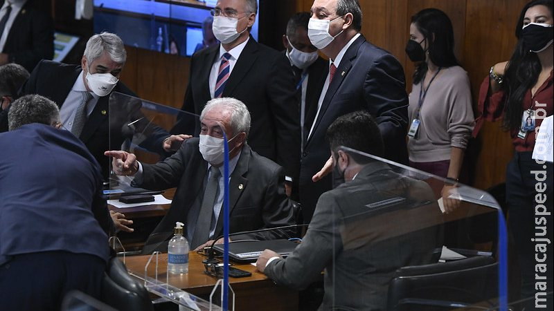 Senadores batem boca em sessão da CPI da Pandemia Senadores batem boca em sessão da CPI da Pandemia
