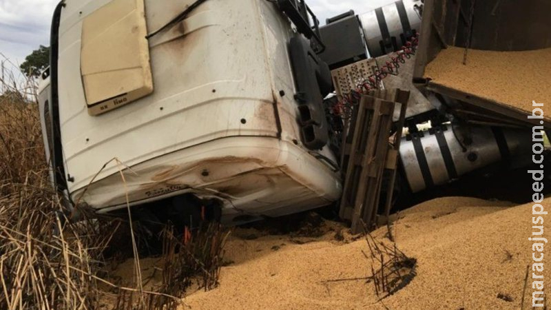Suspensão quebra, carreta fica desgovernada e tomba em rodovia de MS Suspensão quebra, carreta fica desgovernada e tomba em rodovia de MS