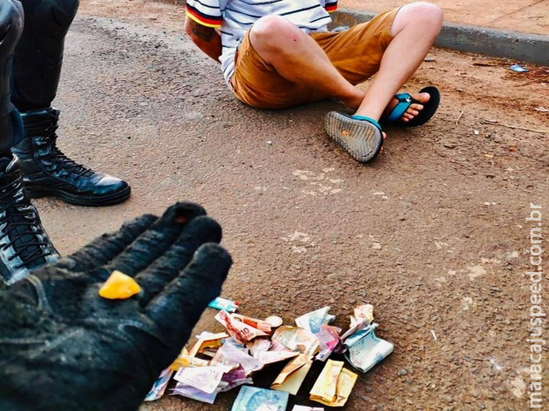 Traficante é preso pela PM com crack e pasta base de cocaína Traficante é preso pela PM com crack e pasta base de cocaína