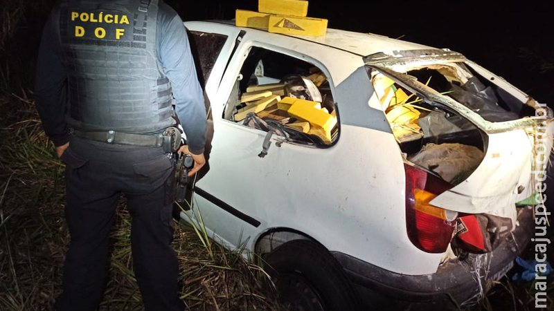 Traficante foge em alta velocidade e capota carro carregado de maconha Traficante foge em alta velocidade e capota carro carregado de maconha