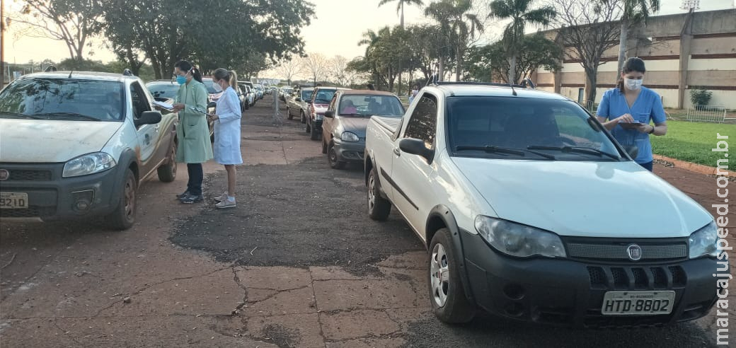Vacinação para pessoas a partir de 44 anos começa com fila extensa nesse sábado Vacinação para pessoas a partir de 44 anos começa com fila extensa nesse sábado