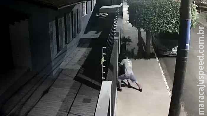 VÍDEO: bandidos do Citröen já teriam invadido 3 casas em Campo Grande