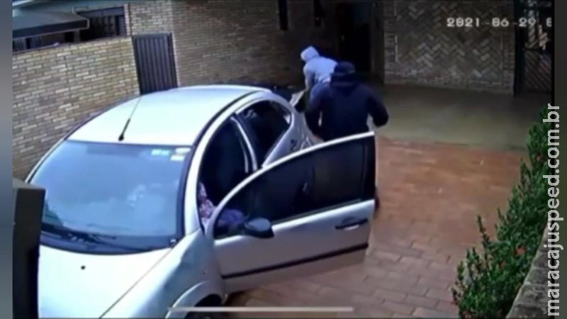 VÍDEO: bandidos do Citröen prata invadem casa e fazem VÍDEO: bandidos do Citröen prata invadem casa e fazem