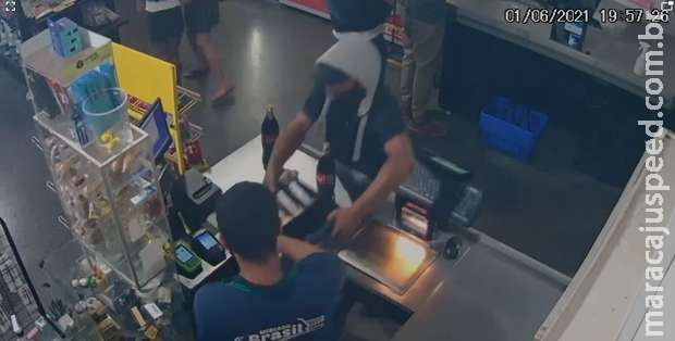 Vídeo: bandidos usam carro roubado em série de assaltos a supermercados de Campo Grande Vídeo: bandidos usam carro roubado em série de assaltos a supermercados de Campo Grande