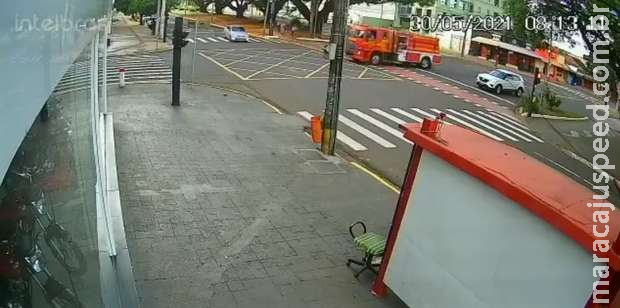 Vídeo mostra momento que viatura dos bombeiros atinge carro de passeio em Campo Grande
