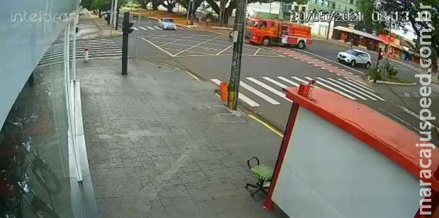 Vídeo mostra momento que viatura dos bombeiros atinge carro de passeio em Campo Grande Vídeo mostra momento que viatura dos bombeiros atinge carro de passeio em Campo Grande