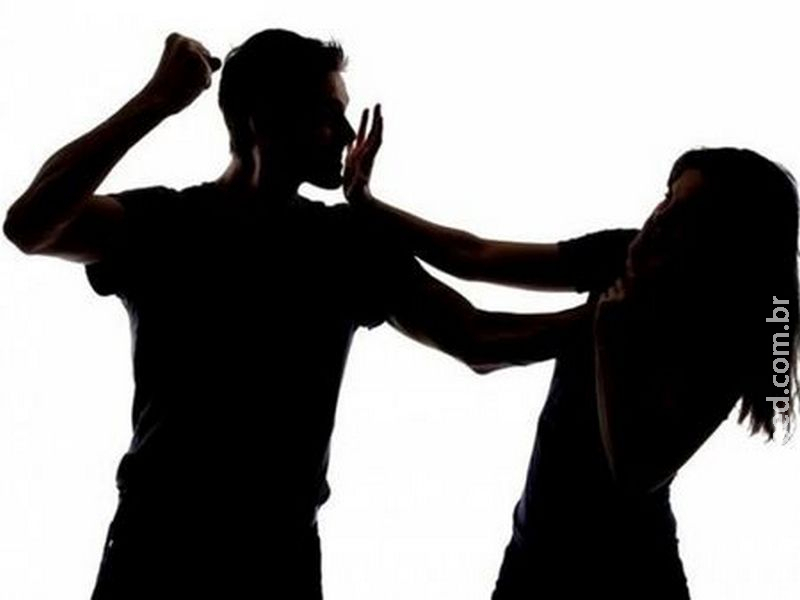 VIOLÊNCIA DOMÉSTICA: Mulher queima namorado com chapinha que revida com socos e chutes VIOLÊNCIA DOMÉSTICA: Mulher queima namorado com chapinha que revida com socos e chutes