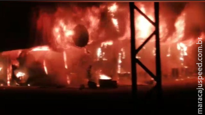  300 homens trabalhavam em acampamento que pegou fogo e um morreu