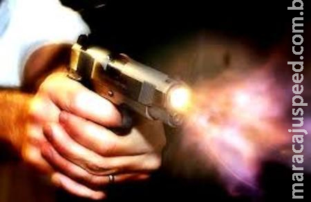 Adolescente com passagem por furto, tráfico de drogas e roubo recebe um disparo de arma de fogo em casa 