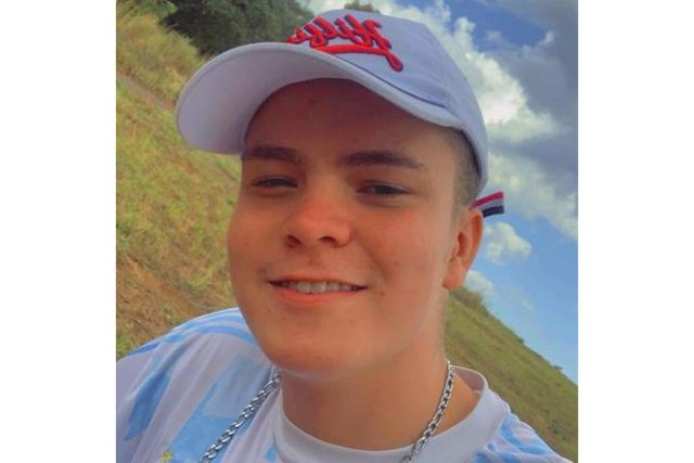 Adolescente de 17 anos morre depois de bater moto em caçamba Adolescente de 17 anos morre depois de bater moto em caçamba