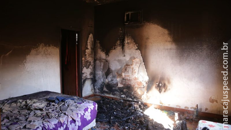 Ao sair para trabalhar, morador esquece vela em cima da TV e causa incêndio em Campo Grande