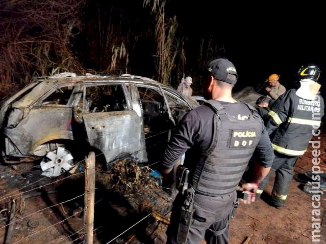 Após fuga cinematográfica, carro pega fogo e traficante só para ao ser baleado em Dourados