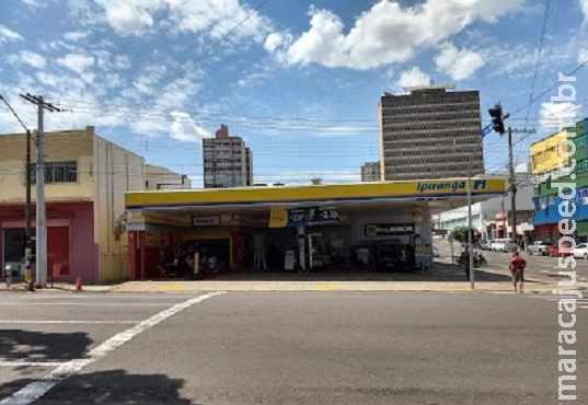 Ato de bravura: frentista derruba ladrão armado com faca na rua Maracaju