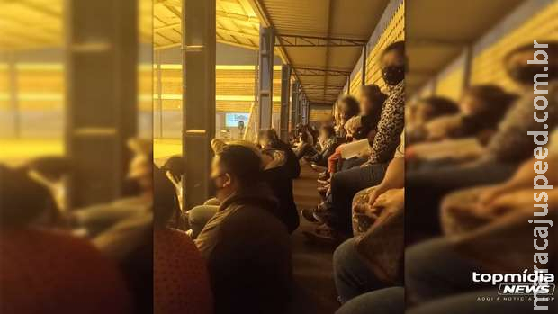 Aulas nem começaram e escolas tem lotação e denúncias de covid, mas sem máscaras em Campo Grande Aulas nem começaram e escolas tem lotação e denúncias de covid, mas sem máscaras em Campo Grande