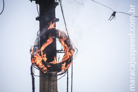 Caminhão derruba fios, poste pega fogo e posto de saúde fica sem energia em Campo Grande Caminhão derruba fios, poste pega fogo e posto de saúde fica sem energia em Campo Grande