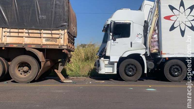 Caminhão e carreta colidem em tentativa durante tentativa de ultrapassagem em local proibido