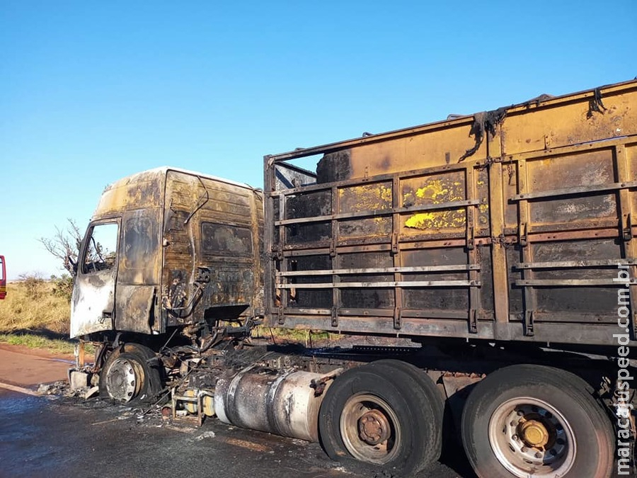 Carreta entra em chamas e fica destruída na BR 060 entre Sidrolândia e Campo Grande 