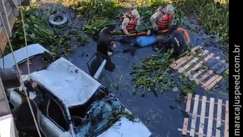 Carro cai em rio ao invadir mirante e dois morrem afogados em MS