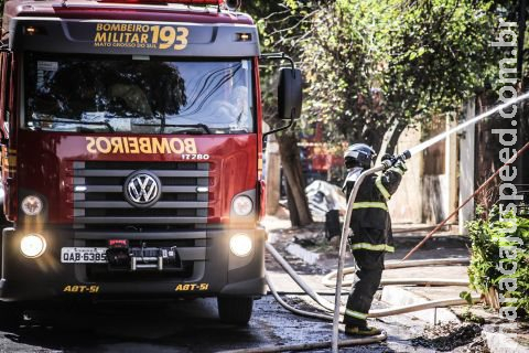 Casa é destruída em incêndio e passarinhos morrem queimados em Campo Grande