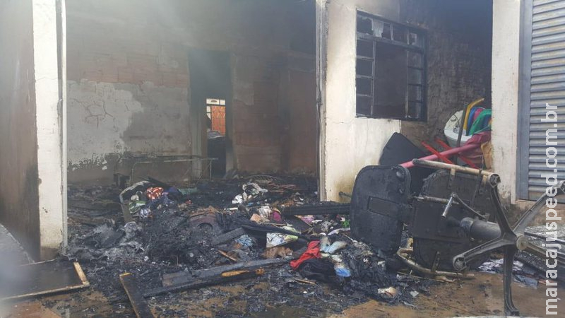 Casa é incendiada em cidade de MS e moradora desconfia de ex-marido