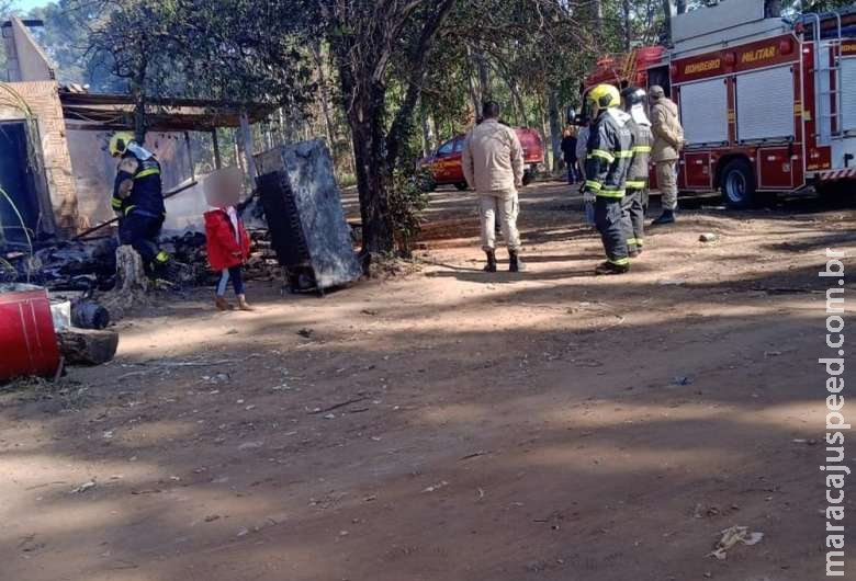 Casa onde moravam 15 pessoas é destruída por incêndio