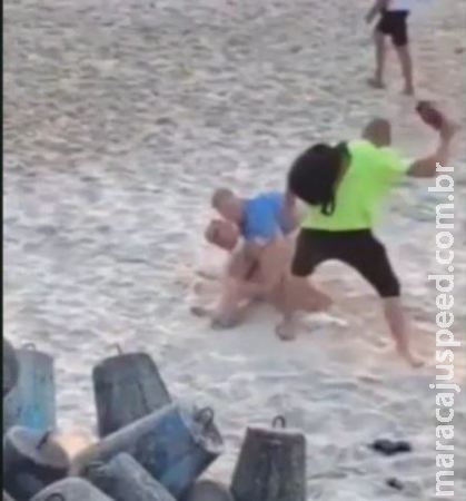 Casal faz sexo no meio da praia, mas é interrompido por homem furioso