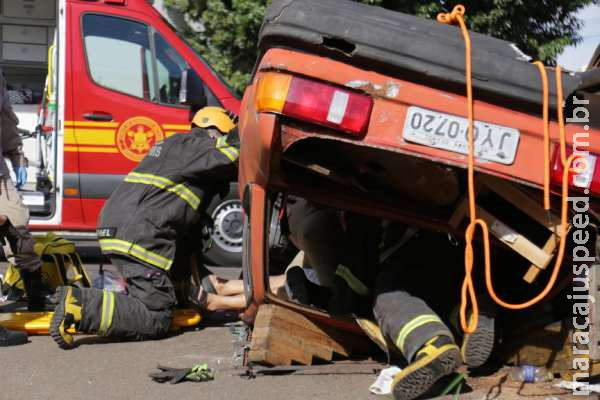 Casal fica preso em veículo capotado após acidente em cruzamento no Vilas Boas