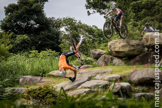 Ciclista capota no mountain bike e diz que retiraram rampa e não avisaram nas Olimpíadas Ciclista capota no mountain bike e diz que retiraram rampa e não avisaram nas Olimpíadas