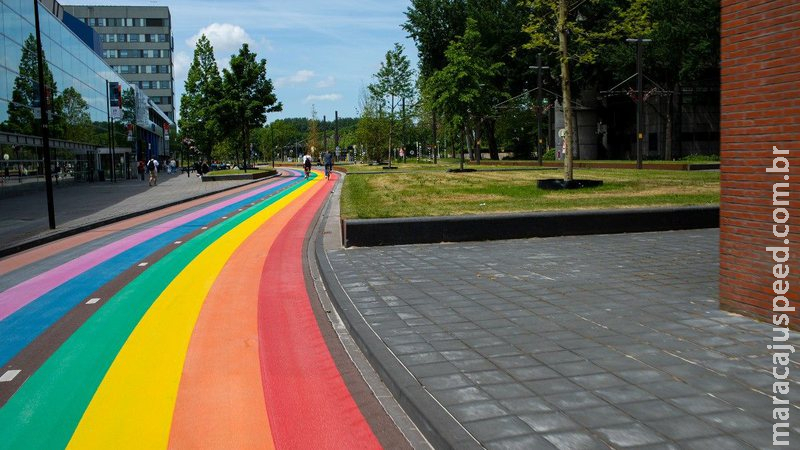 Cidade da Holanda inaugura maior ciclovia com cores do arco-íris do mundo Cidade da Holanda inaugura maior ciclovia com cores do arco-íris do mundo