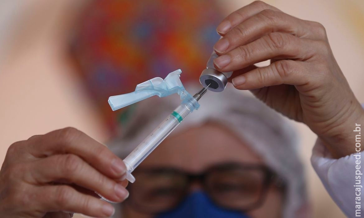 Com 60% da população vacinada, mortes e casos de covid-19 caem 40% Com 60% da população vacinada, mortes e casos de covid-19 caem 40%
