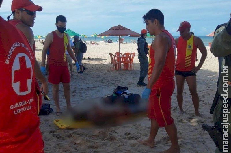 Com água na cintura, banhista morre após ataque de tubarão no Recife Com água na cintura, banhista morre após ataque de tubarão no Recife