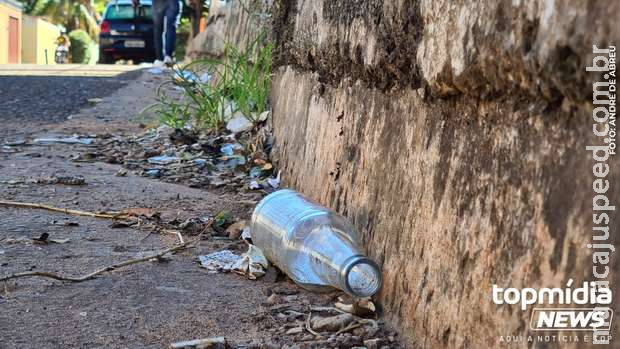 Com ciúmes do ex-namorado, mulher rasga rosto da atual a garrafadas em Campo Grande