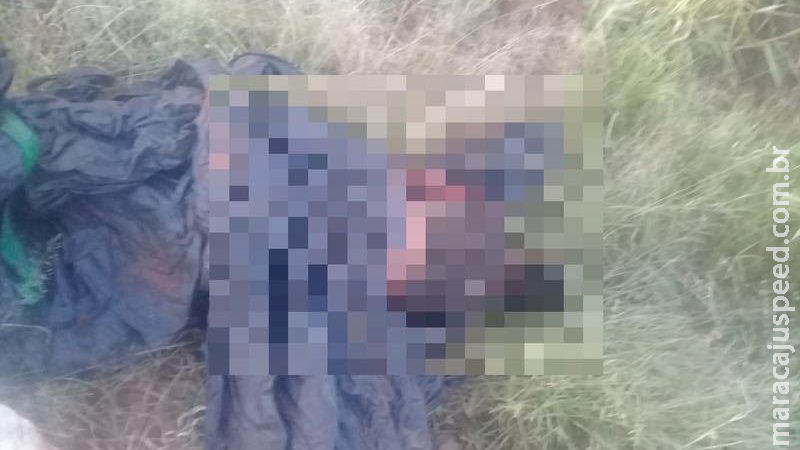 Corpo baleado é encontrado enrolado em lona na fronteira