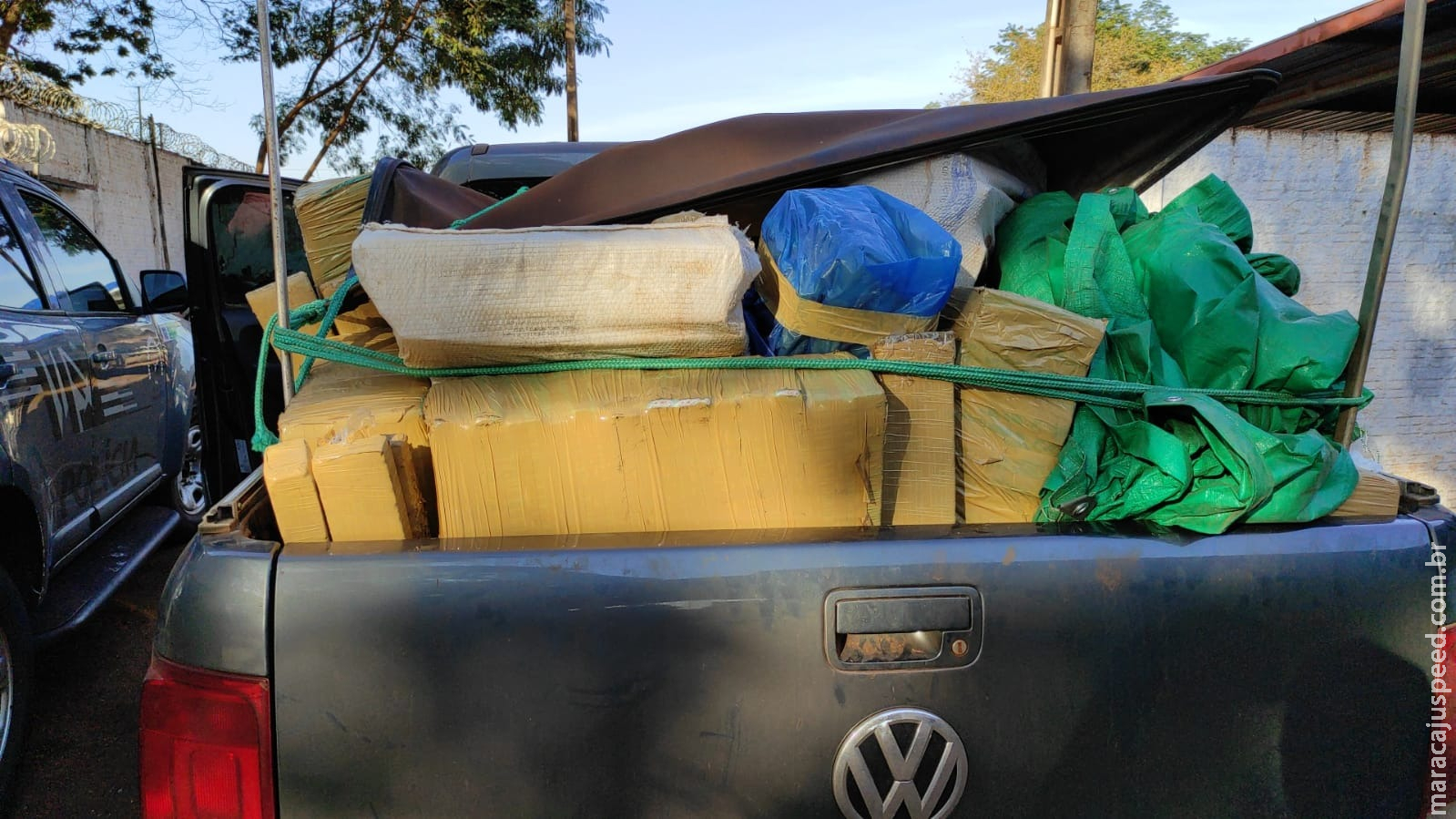 Dupla é presa em entreposto de drogas na fronteira