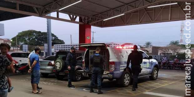 Dupla que humilhou casal gay escapa de responder por homofobia