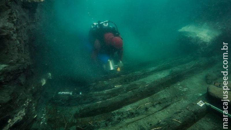 Egito encontra antigo navio militar e covas gregas em cidade submersa Egito encontra antigo navio militar e covas gregas em cidade submersa