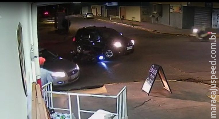  Em cruzamento marcado por acidentes, moto colide com carro que tentava manobra imprudente