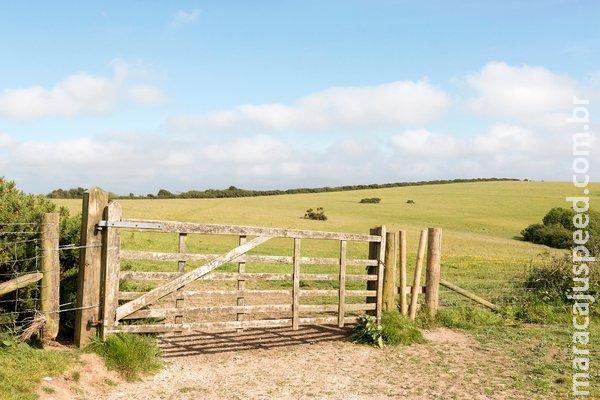 Em frente à porteira, rapaz é ferido a tiros por dupla em motocicleta