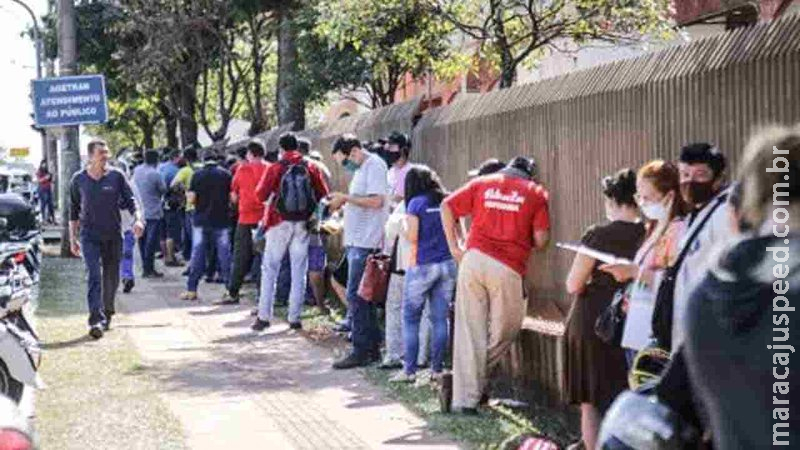 Fila para contestar multa na sede da Agetran chama atenção na Avenida Gury Marques em Campo Grande Fila para contestar multa na sede da Agetran chama atenção na Avenida Gury Marques em Campo Grande