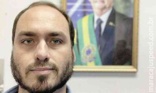 Filho de Bolsonaro, Carlos publica fake sobre projeto que autorizaria o casamento entre pais e filho