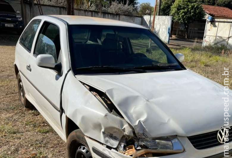 Homem alcoolizado bate em carro parado e é preso 