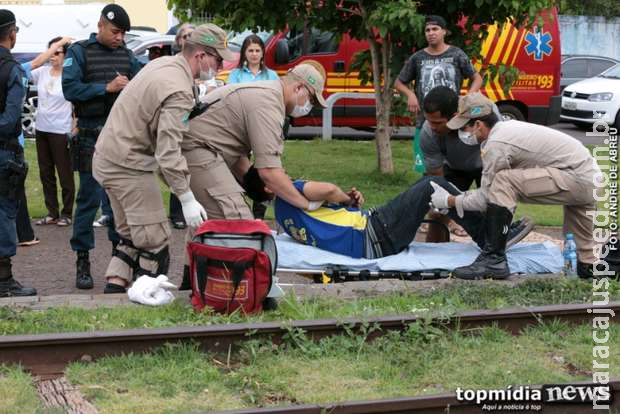 Homem é esfaqueado após deixar conveniência em Corguinho