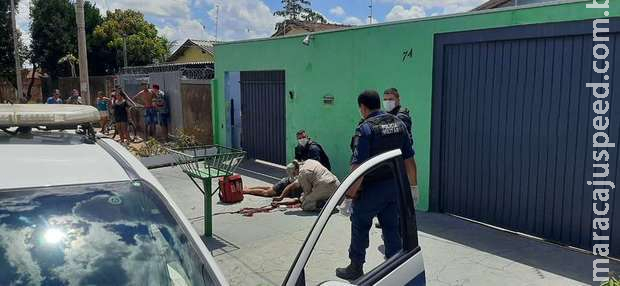 Homem é espancado por grupo de rapazes no Tiradentes Homem é espancado por grupo de rapazes no Tiradentes