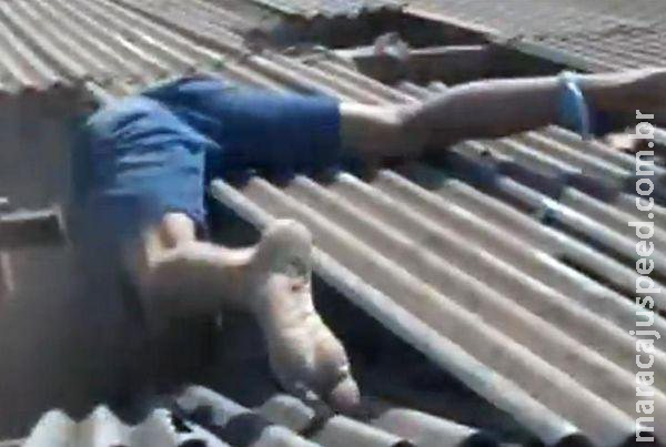 Idoso escuta barulhos e flagra bandidos com martelos no telhado