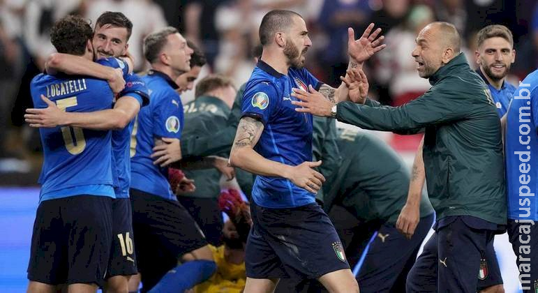 Itália acaba com sonho da Inglaterra nos pênaltis e vence Eurocopa após 53 anos Itália acaba com sonho da Inglaterra nos pênaltis e vence Eurocopa após 53 anos
