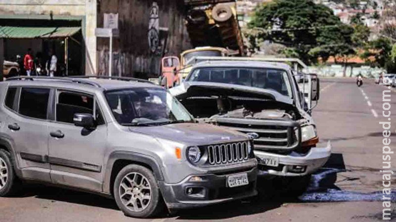Jeep é arrastado e roda na pista após ser atingido por caminhonete no Centro de Campo Grande Jeep é arrastado e roda na pista após ser atingido por caminhonete no Centro de Campo Grande